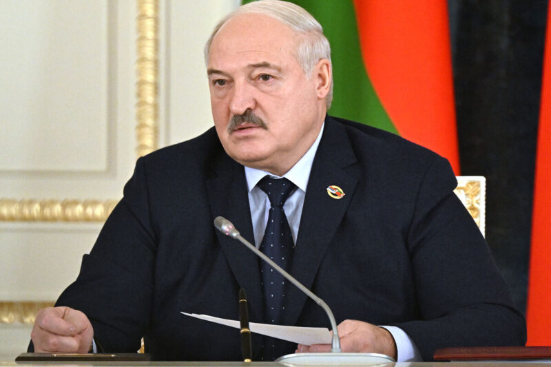 Лукашенко закликає Захід “зіграти внічию з Росією”, попереджаючи про загрозу для України