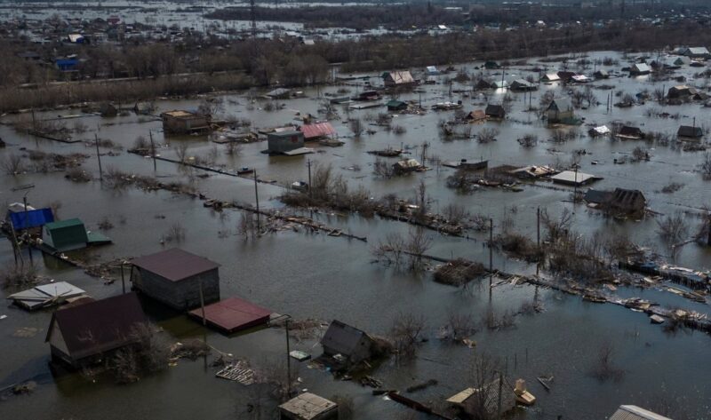 Паводки в Росії: Затоплення розповсюджуються, країна стикається з новими проблемами
