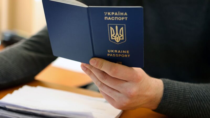 Українців за кордоном просять зачекати на отримання документів через “технічні проблеми”