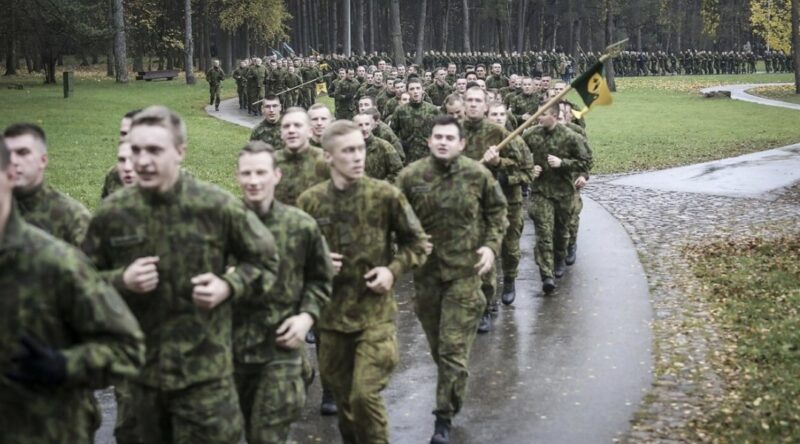 Відновлення обов’язкової військової служби у багатьох країнах світу: чому це залишається непопулярним рішенням