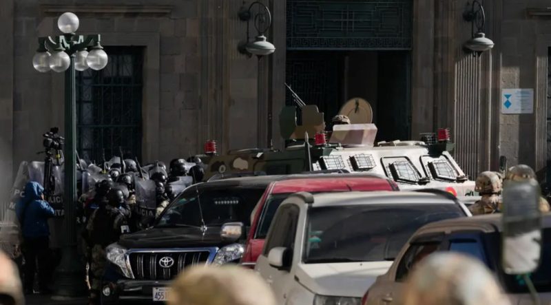 Військові захоплюють урядовий квартал у Ла-Пасі, влада заявляє про спробу держперевороту