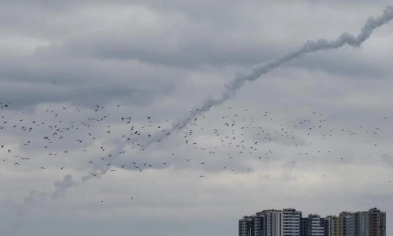 Росія впроваджує нову тактику, масована атака на Україну з використанням низьколітучих ракет