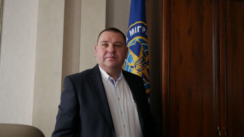 Зустріч журналістів з головним “міграційником” Прикарпаття Сергієм Саїв закінчилась розбиттям камери