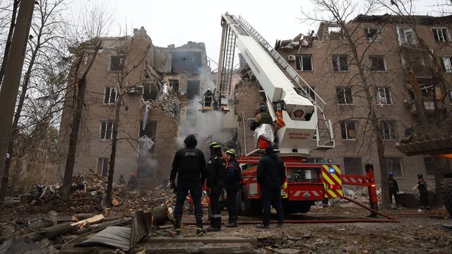 У Кривому Розі з-під завалів будинку дістали тіла двох дітей після ракетного удару Росії