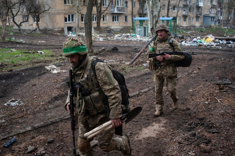 На фронті відбито сотні атак але ситуація залишається складною