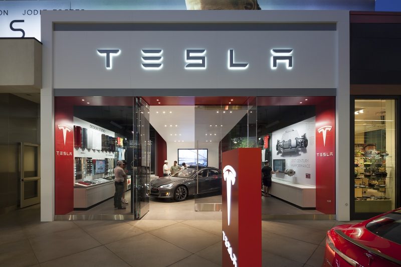 Представництво Tesla підпалили у Франції