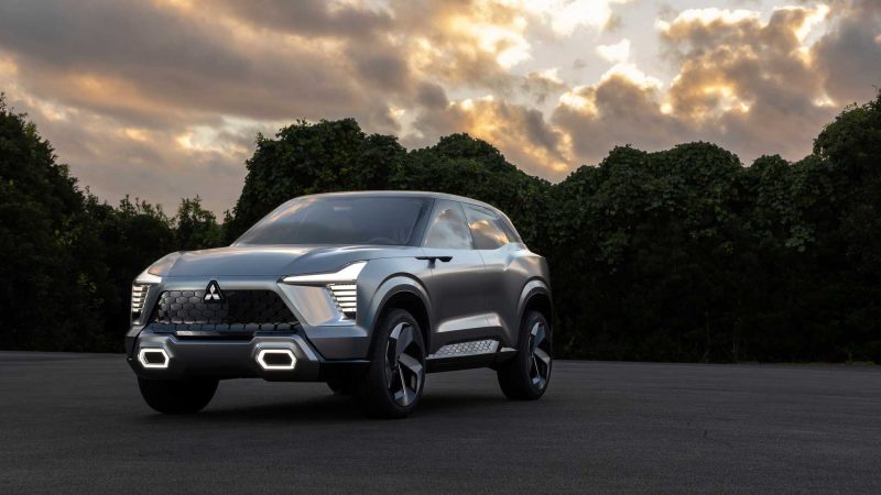 Mitsubishi представила концепт 7-місного кросовера DST для нових ринків