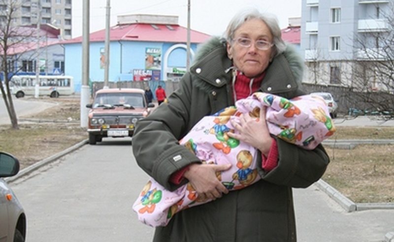 Найстаршу матір України позбавили права на доньку
