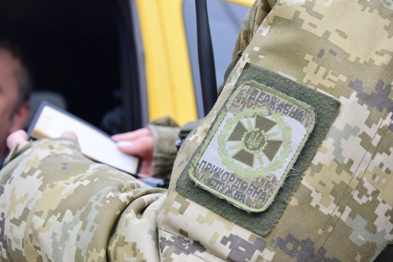 Заламіноване свідоцтво про народження не є підставою для відмови у виїзді
