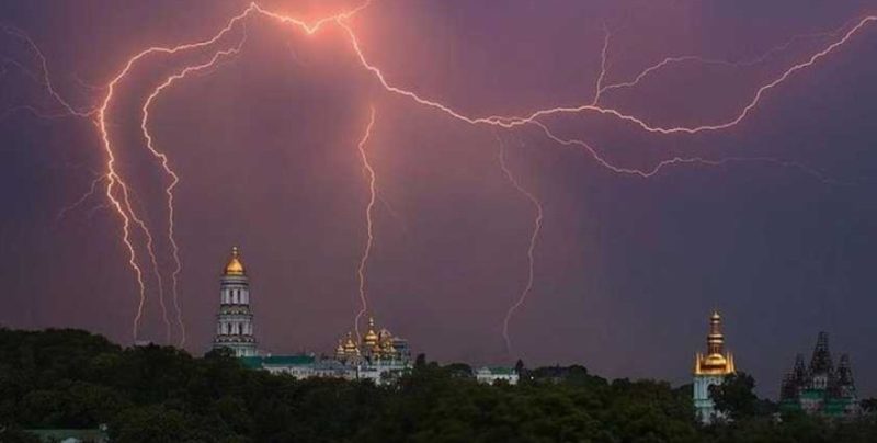 Що робити, якщо електроніка постраждала від удару блискавки?