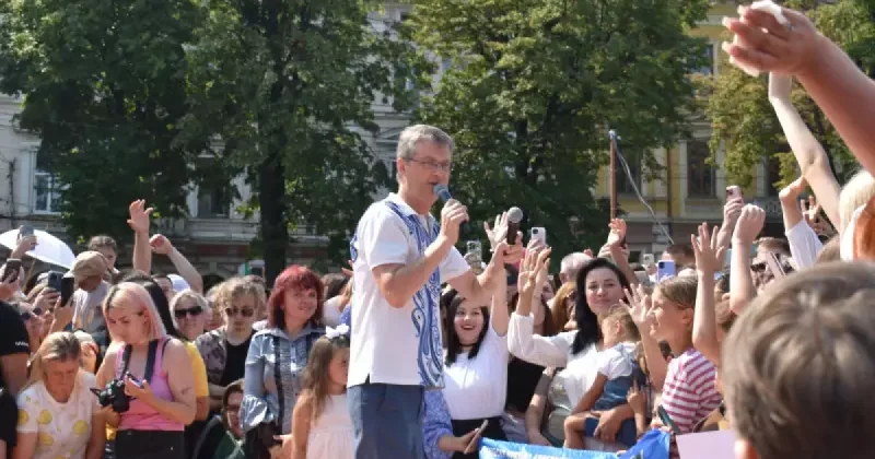 Ігор Кондратюк повернув «Караоке на майдані» — у Чернівцях співали на підтримку армії