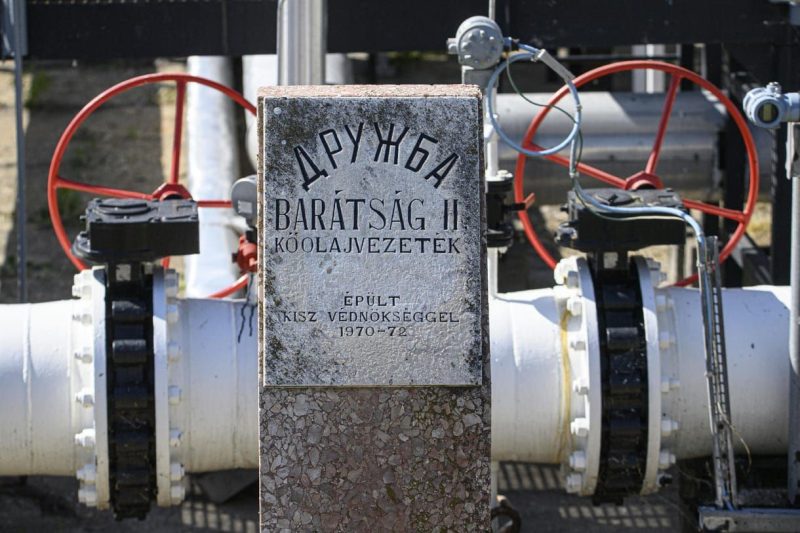 Угорщина та Словаччина знову отримують нафту через Дружбу