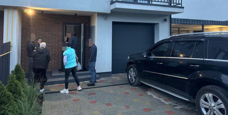 Будинок на тещу, авто на батька: чиновника ТЦК підозрюють у махінаціях