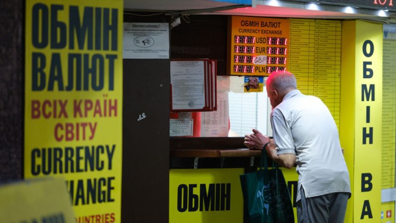 Долар в обмінниках оновив максимум вересня