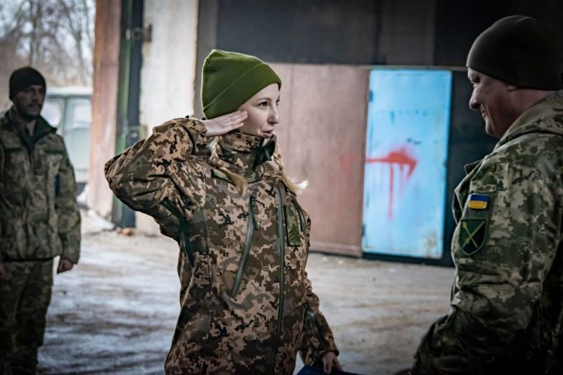 Контракт 18-24 вперше підписали дівчата