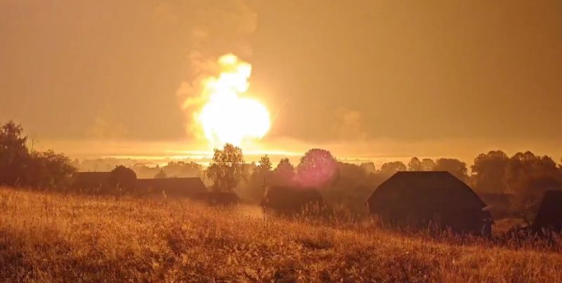 Нічні вибухи на Київщині, детонація боєприпасів зупинила пасажирський потяг