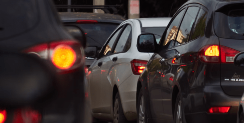 Поліція зупиняє авто на Дарницькому мосту — рух ускладнено